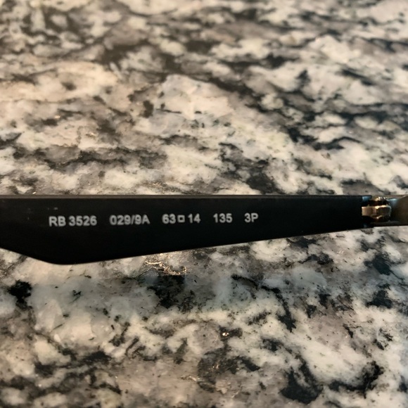 Black Polarized Ray Ban sunglasses in good condition. - Picture 3 of 3